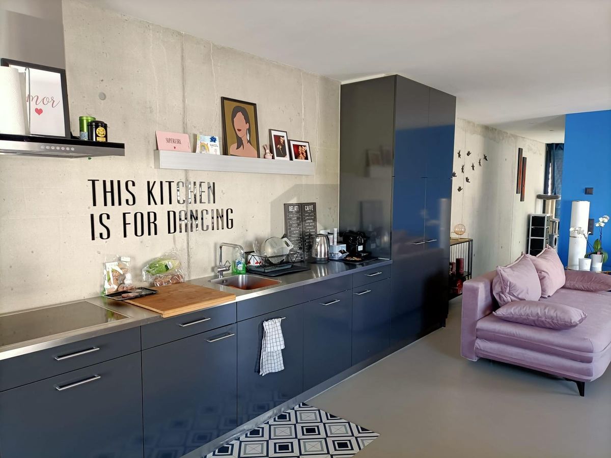 ZENTRAL MIT HOCHWERTIGEM AUSBAU UND BALKON! - 1