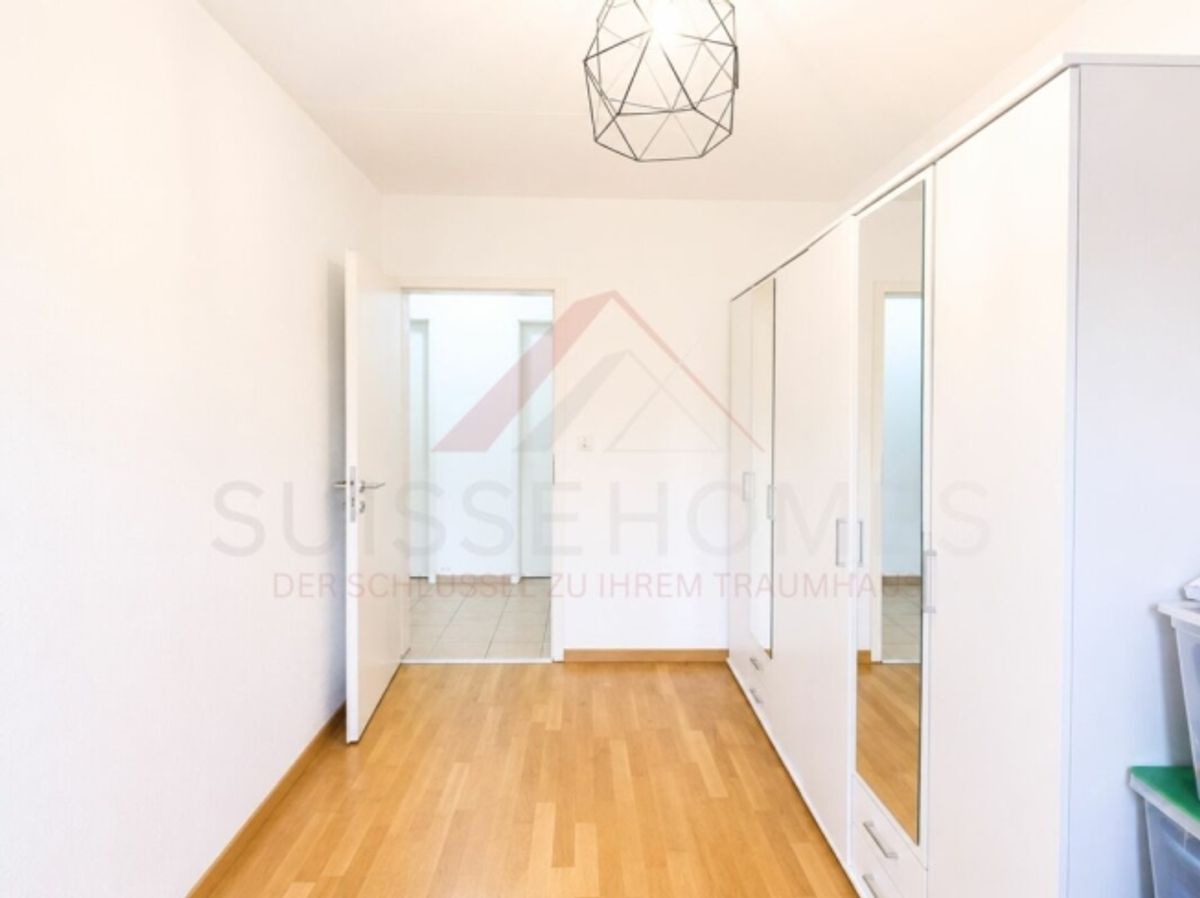 Hier fühlen sich Familien wohl - 4.5-Zimmer-Wohnung mit Balkon & Spielplatz - 6