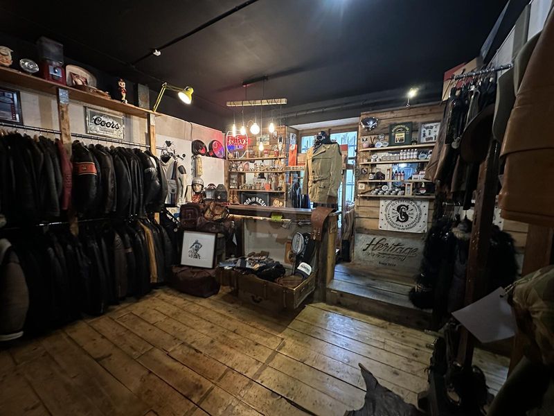 MAGASIN DE VÊTEMENTS AUX EAUX-VIVES - 1