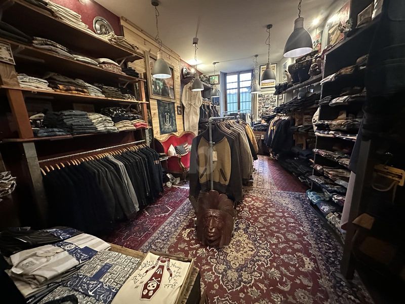 MAGASIN DE VÊTEMENTS AUX EAUX-VIVES - 2
