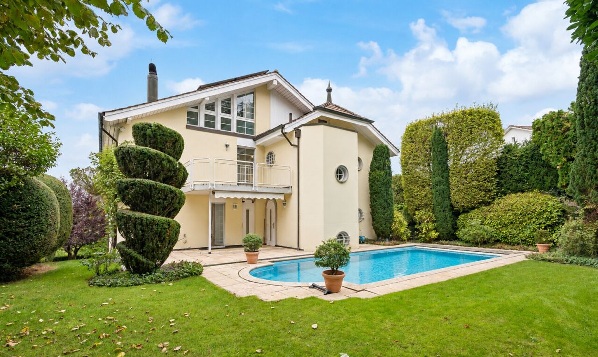 Exklusive Villa mit beheiztem Pool und traumhafter Aussicht - 0