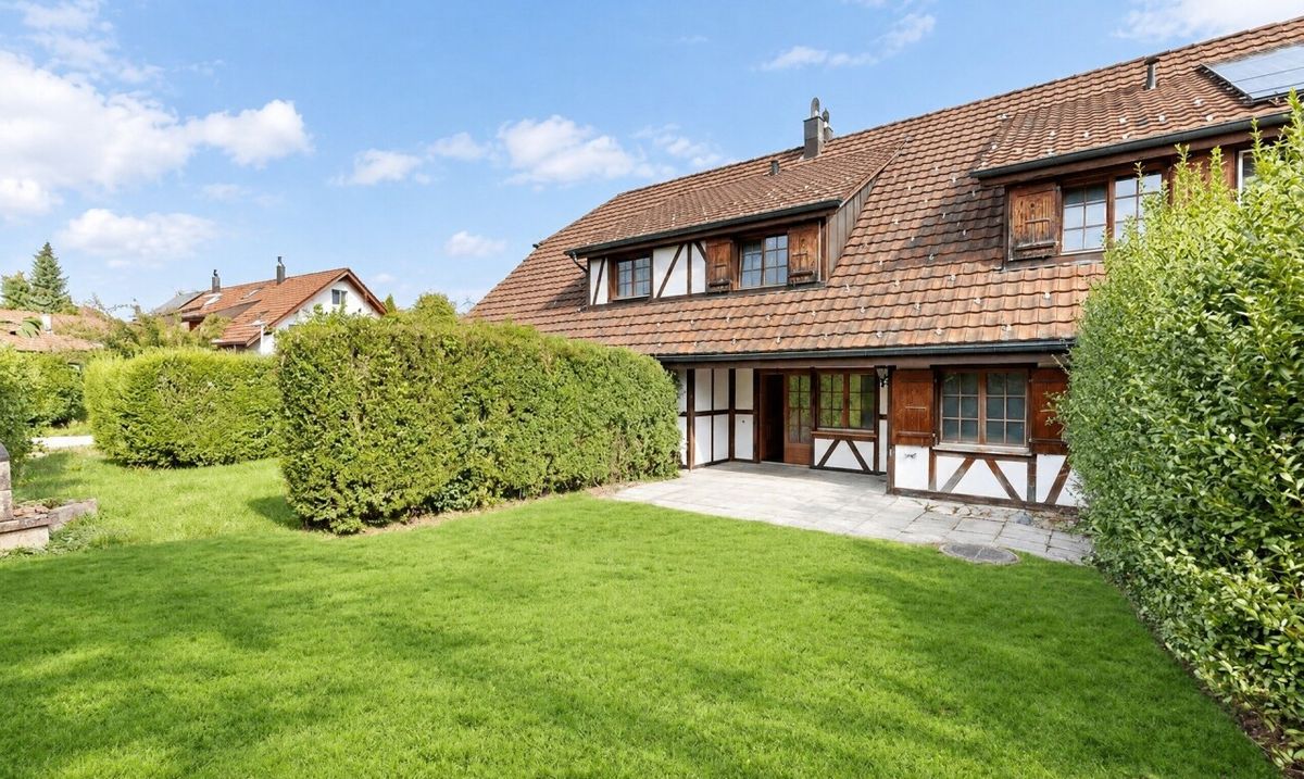 Reihenmittelhaus mit Garten und enormem Potenzial in Oetwil am See - 0