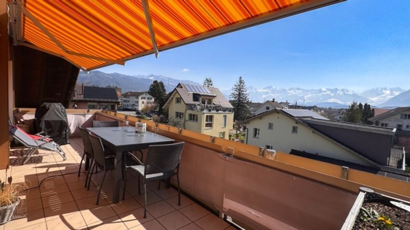 Grosszügig, 6.5 Zimmer, Top-Aussicht, perfekte Lage und 3 Balkone - 1
