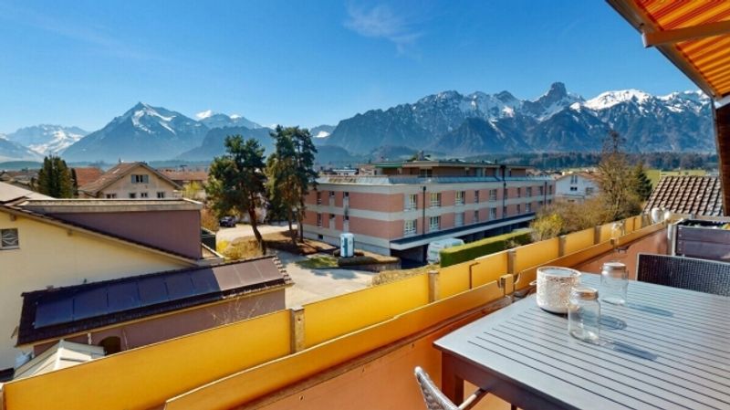 Grosszügig, 6.5 Zimmer, Top-Aussicht, perfekte Lage und 3 Balkone - 2