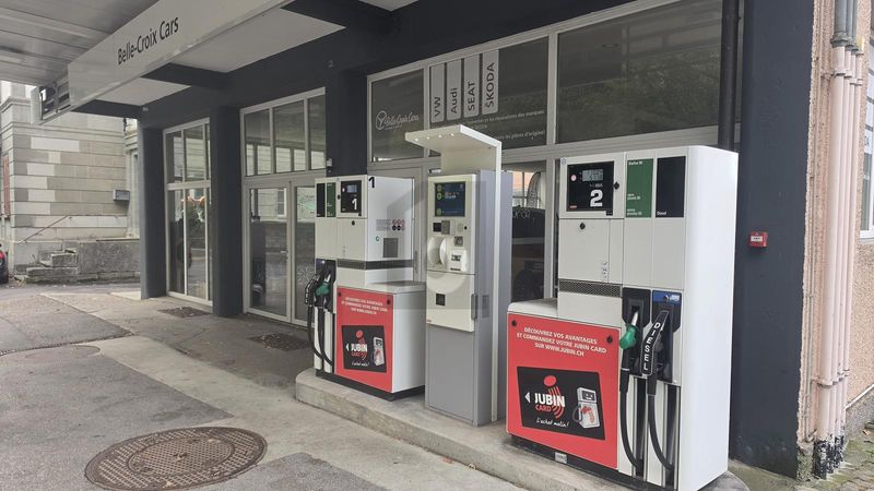 GARAGE ÉQUIPÉ AVEC STATION-SERVICE À REPRENDRE - 1