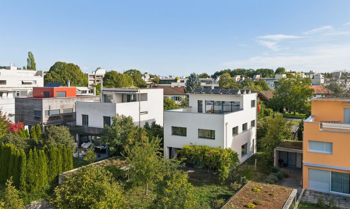 Stilvolles Einfamilienhaus mit Garten und Attika-Terrasse - 0