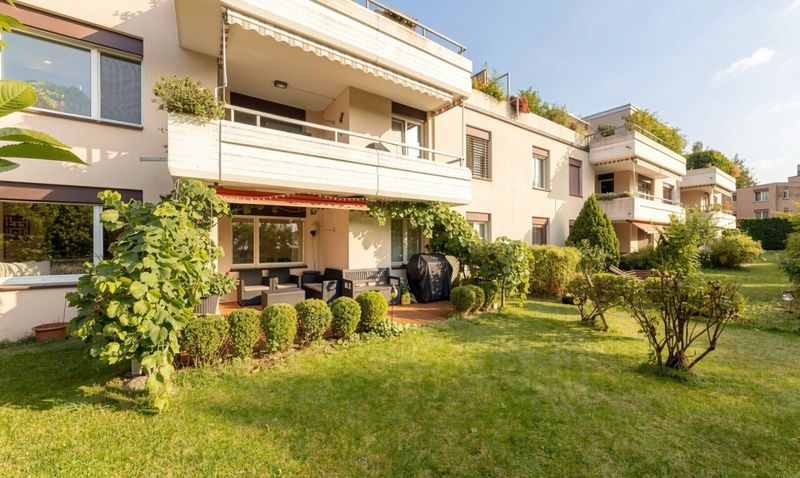 Garden Apartment with Exceptional Potential on Zurich’s Gold Coast - 2