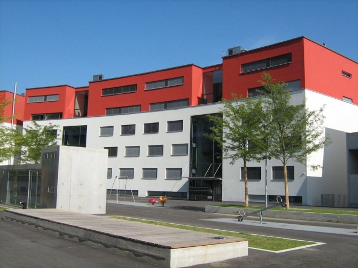 A 3 min. de la Gare CFF et de l'OFS, sous les écoles HEG-ARC - 1