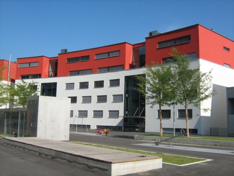A 3 min. de la Gare CFF et de l'OFS, sous les écoles HEG-ARC - 2