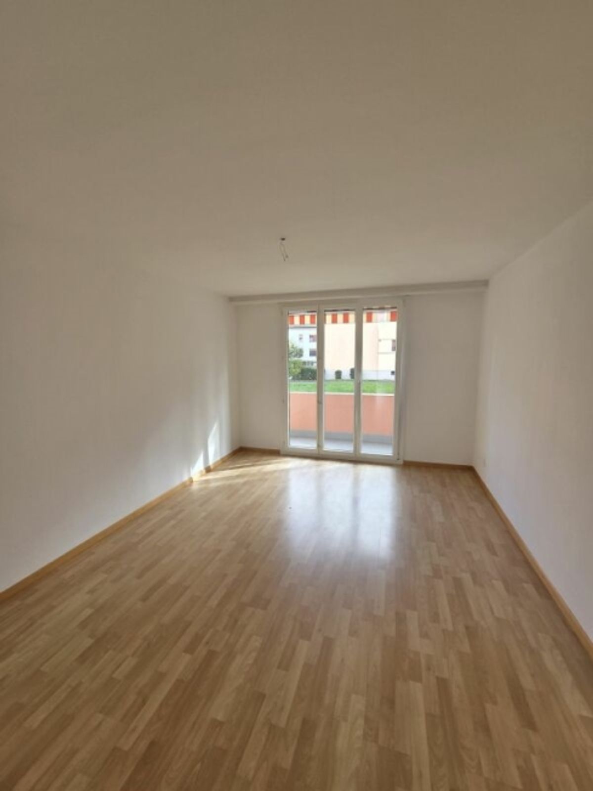 schöne 2.5-zimmer Wohnung im Hochparterre - 2