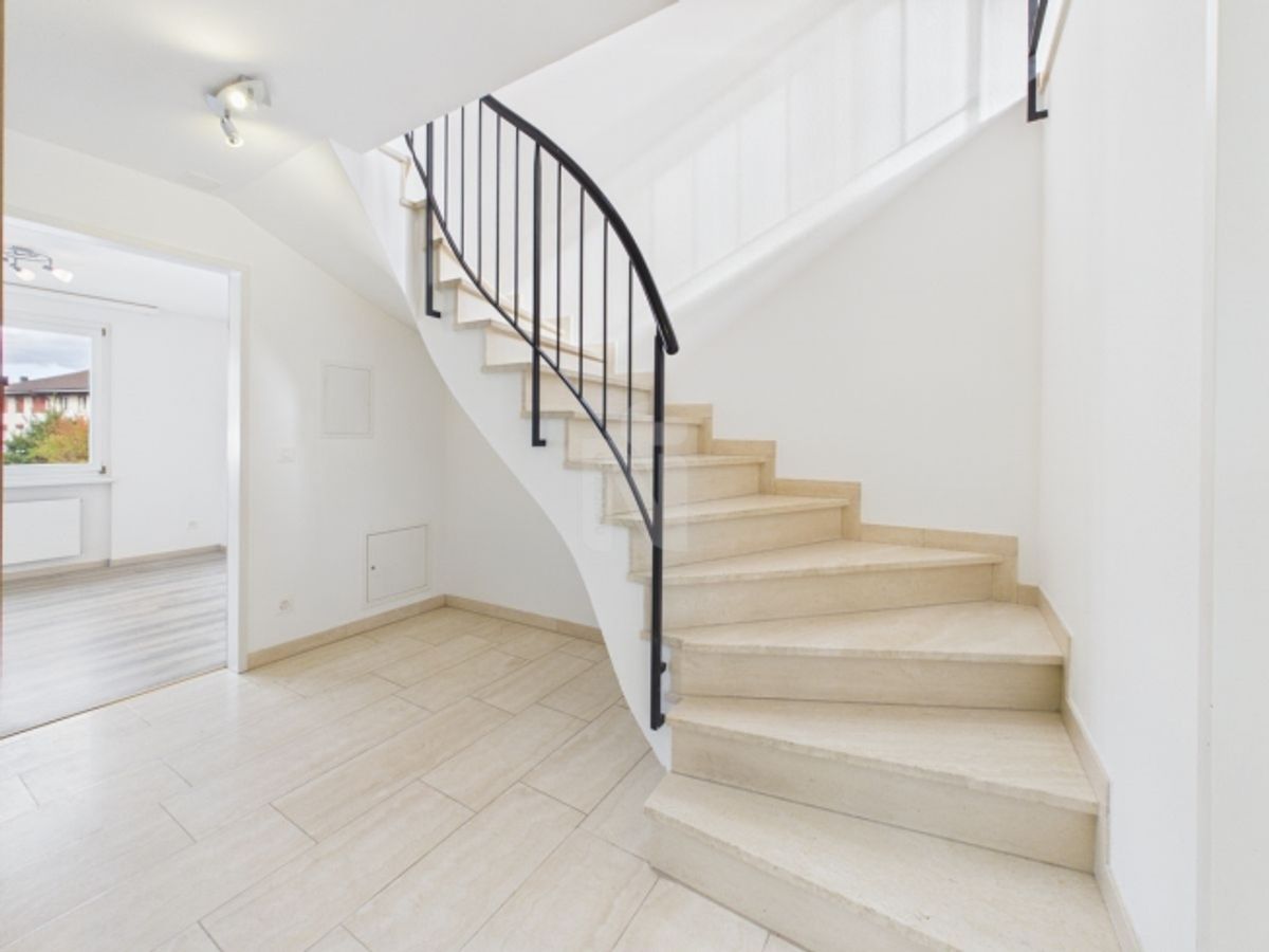 Frisch renovierte Maisonettewohnung im Herzen von Aesch - 2