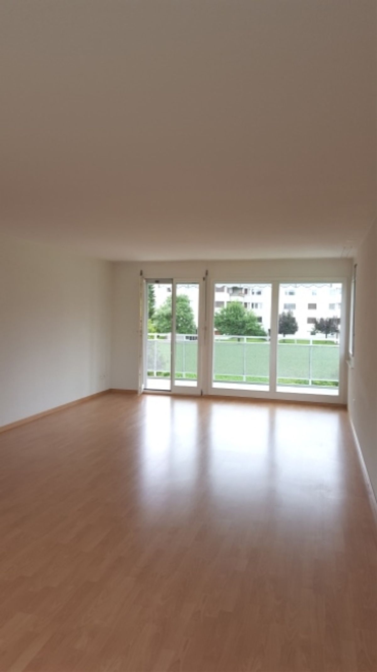 Grosszügige 3 1/2-Zimmerwohnung mit Balkon - 1