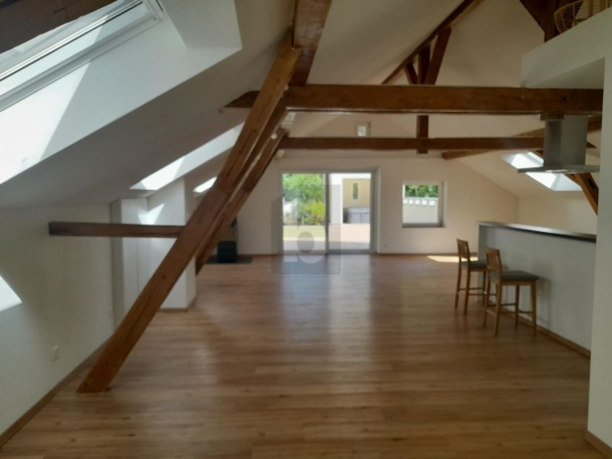 2 ZIMMER DACHWOHNUNG MIT BURGCHARAKTER - 1