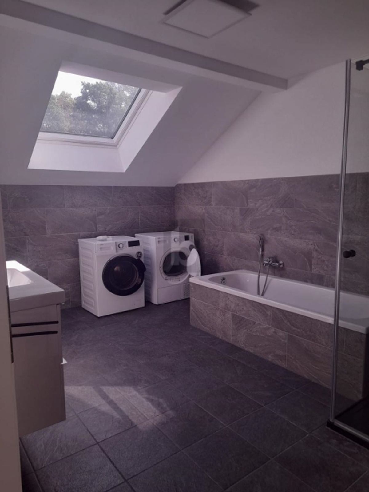 2 ZIMMER DACHWOHNUNG MIT BURGCHARAKTER - 2