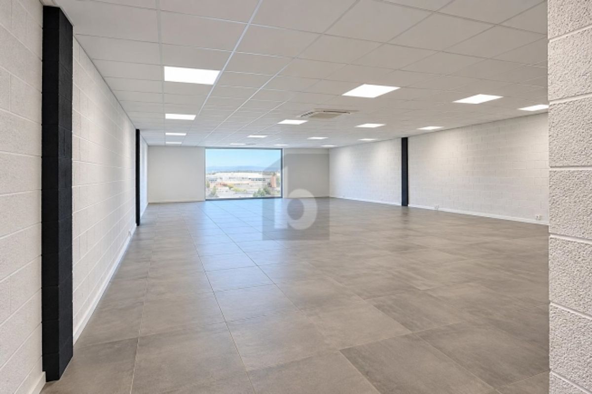 LOCAL COMMERCIAL / SHOWROOM DE 131 M² UTILE - 2