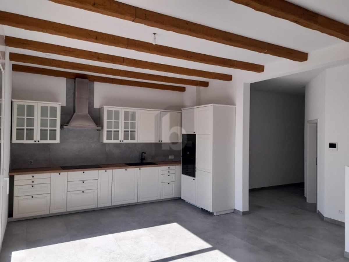 3.5 ZIMMER ATTIKA MIT EINZIGARTIGEM BURGCHARAKTER - 1