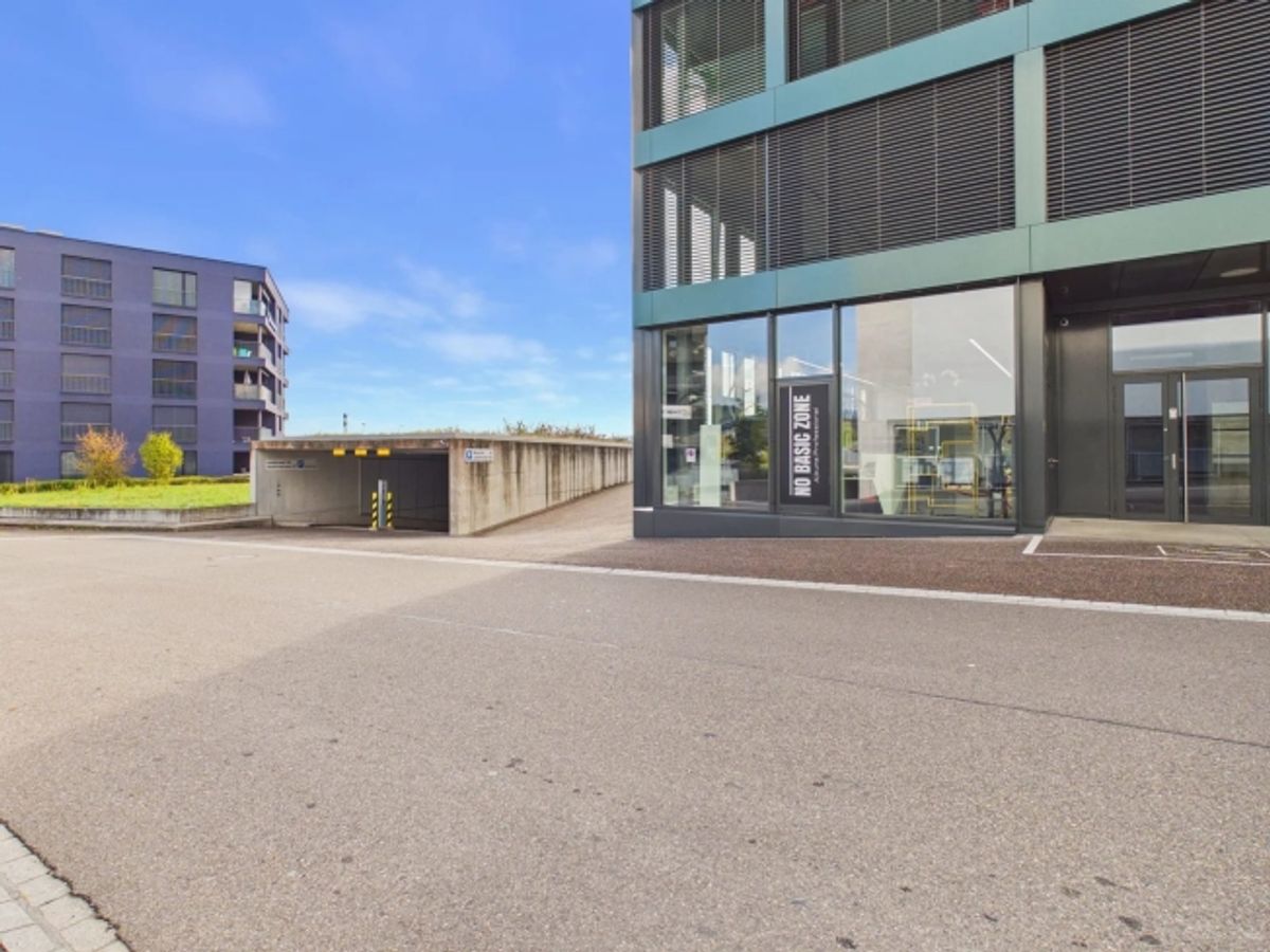 Eingerichteter Coiffeursalon mit 122 m² mieten in Spreitenbach - 1
