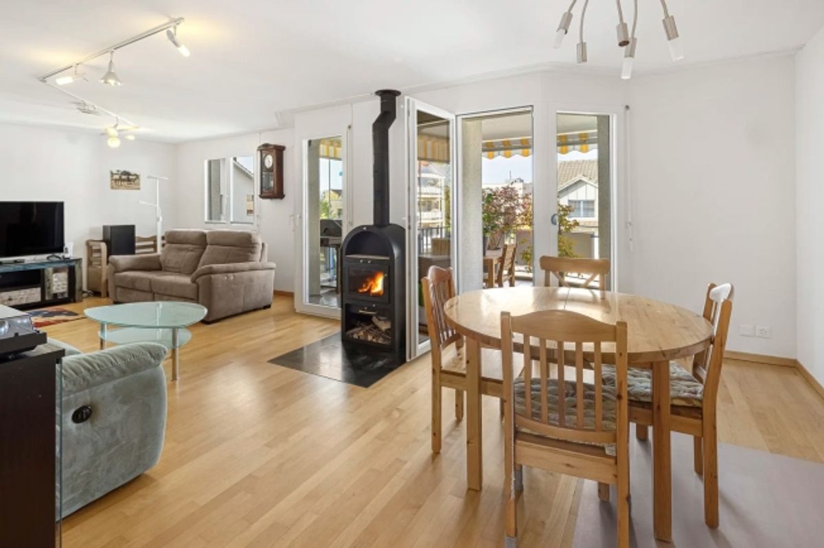 Zentrale, ruhige Wohnoase mit Sonnenbalkon und tiefem Steuerfuss - 0