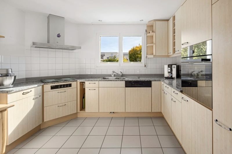 Zentrale, ruhige Wohnoase mit Sonnenbalkon und tiefem Steuerfuss - 2