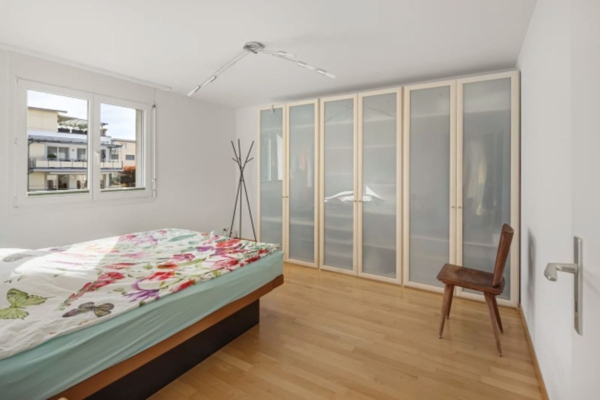 Zentrale, ruhige Wohnoase mit Sonnenbalkon und tiefem Steuerfuss - 2