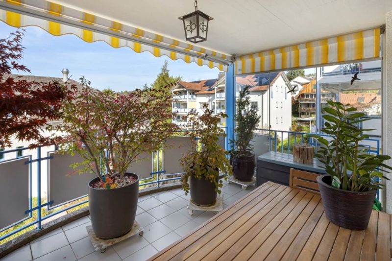 Zentrale, ruhige Wohnoase mit Sonnenbalkon und tiefem Steuerfuss - 10