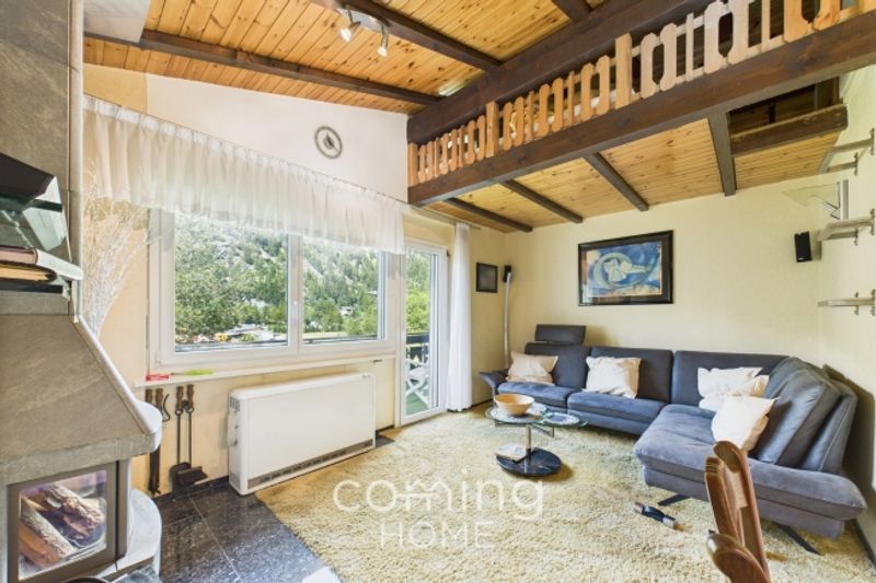 Charmante 2.5-Zimmer-Wohnung in Saas-Grund - Mit Cheminée, Bergsicht & grossem Balkon - 1