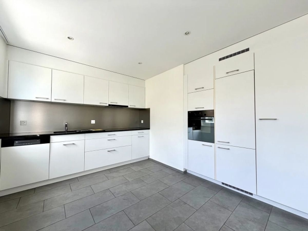 Renovierte 4.5-Zimmer-Wohnung mit Balkon und Lift in Laufen - 0