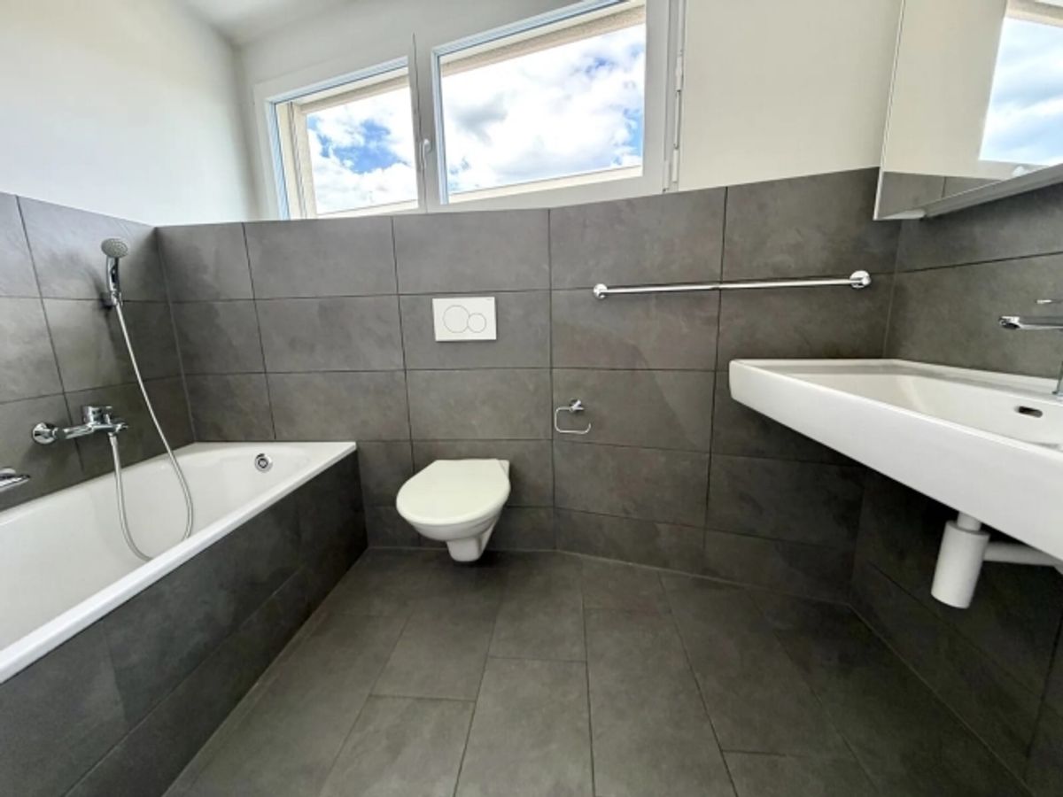Renovierte 4.5-Zimmer-Wohnung mit Balkon und Lift in Laufen - 2
