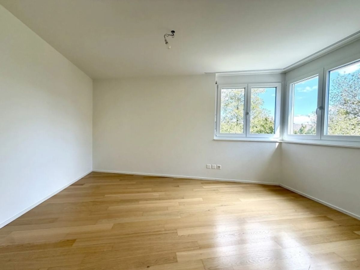 Renovierte 4.5-Zimmer-Wohnung mit Balkon und Lift in Laufen - 3