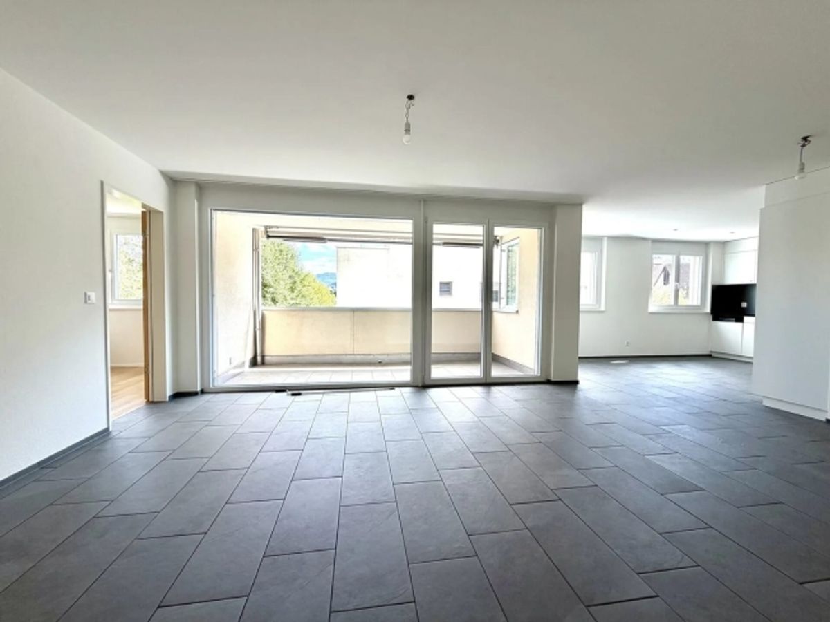 Renovierte 4.5-Zimmer-Wohnung mit Balkon und Lift in Laufen - 4
