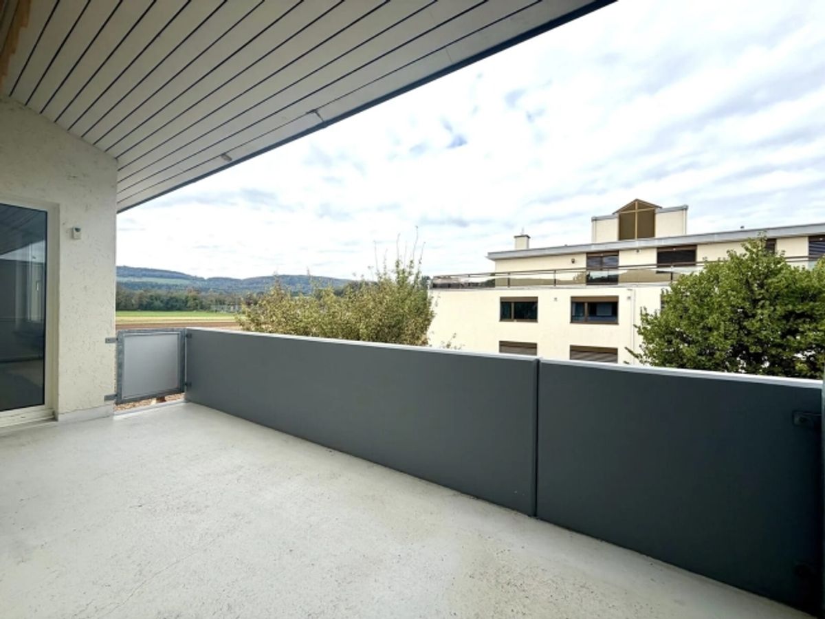 4.5-Zimmer-Dachwohnung mit Balkon und Weitblick in Reinach mieten - 0