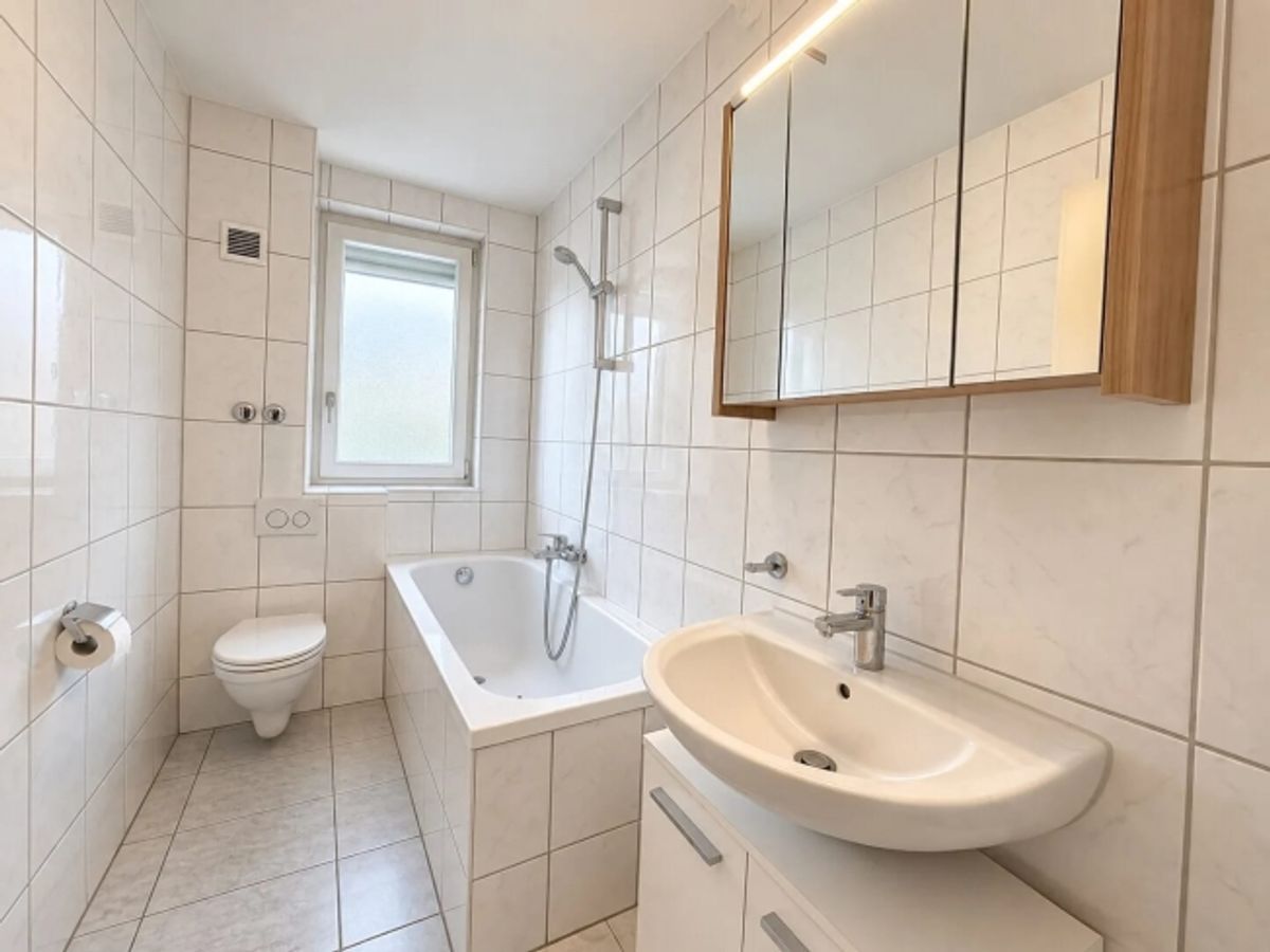 Helle 3.5-Zimmer-Wohnung mit Balkon in Oberwil mieten - 3