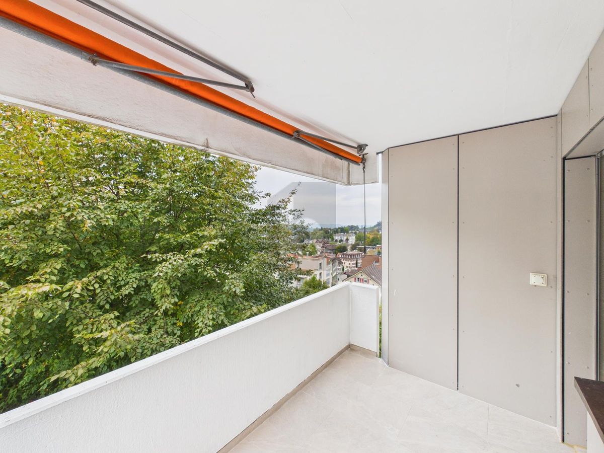 NEU RENOVIERT - GROSSZÜGIGER BALKON UND WEITBLICK - 0