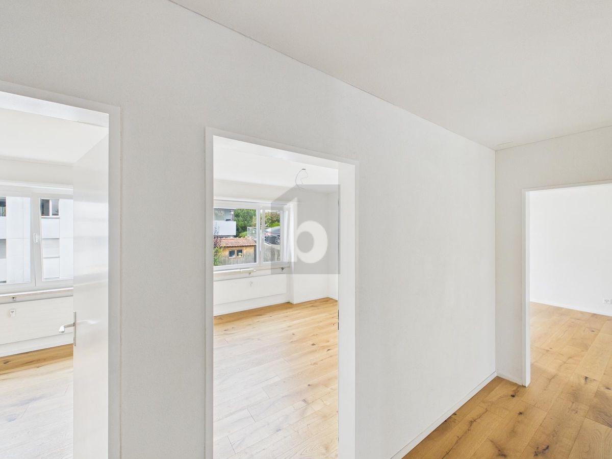NEU RENOVIERT - GROSSZÜGIGER BALKON UND WEITBLICK - 2