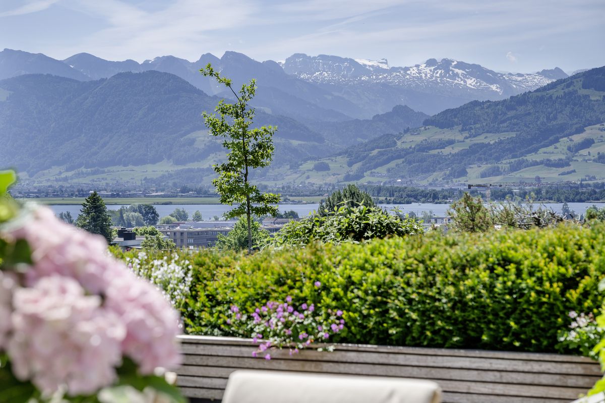 Exclusive living experience with a stunning lake view - 0