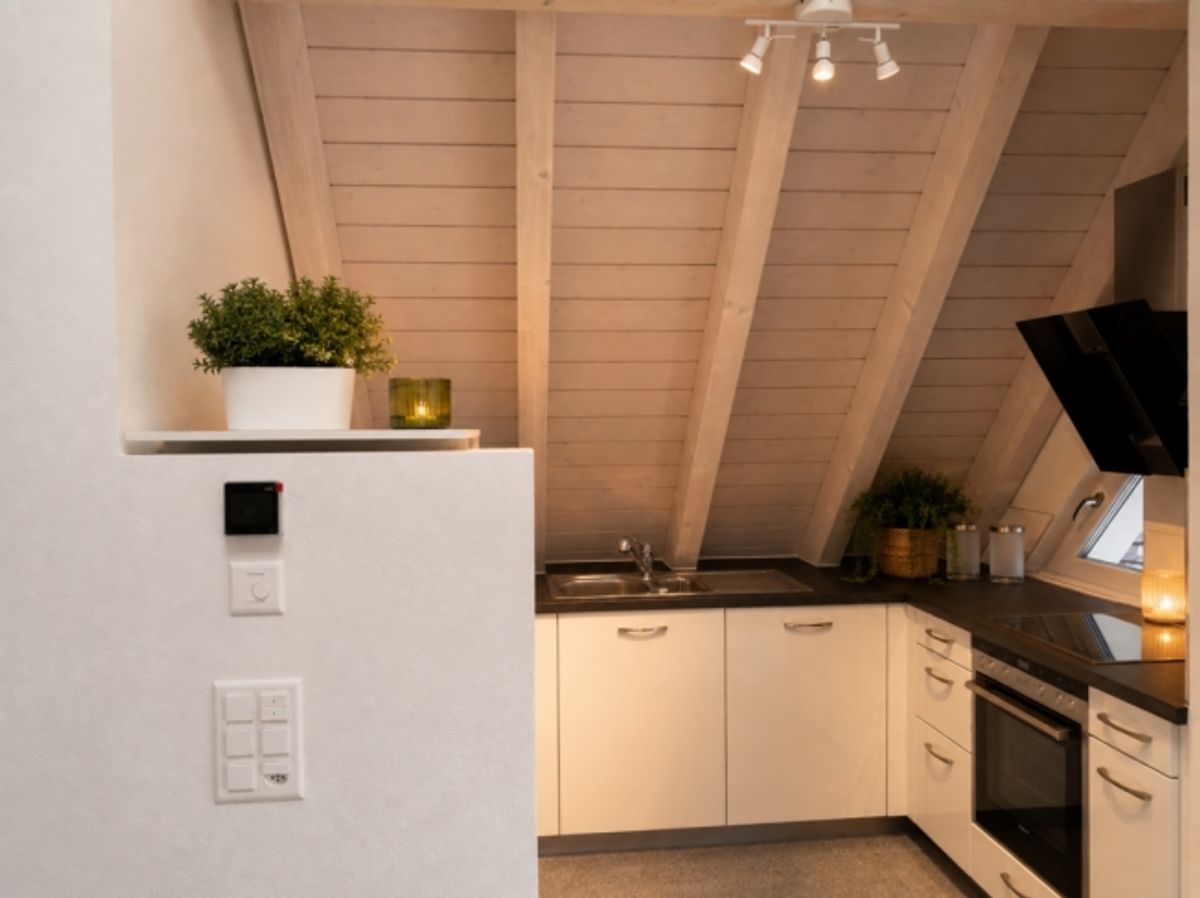 Charmante, möblierte 4-Zimmer-Dachwohnung mit Balkon - 0