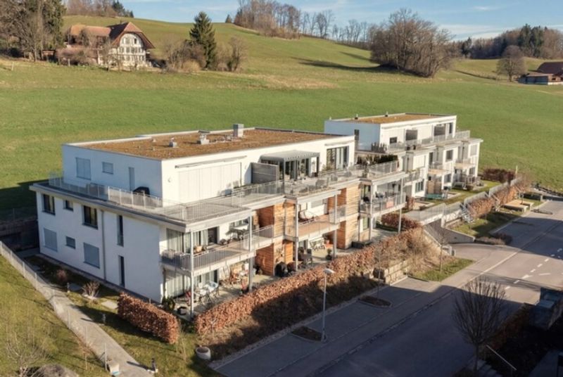 KLASSE UND KOMFORT IM GRÜNEN - NEUWERTIGE 4.5 ZIMMERWOHNUNG - 1