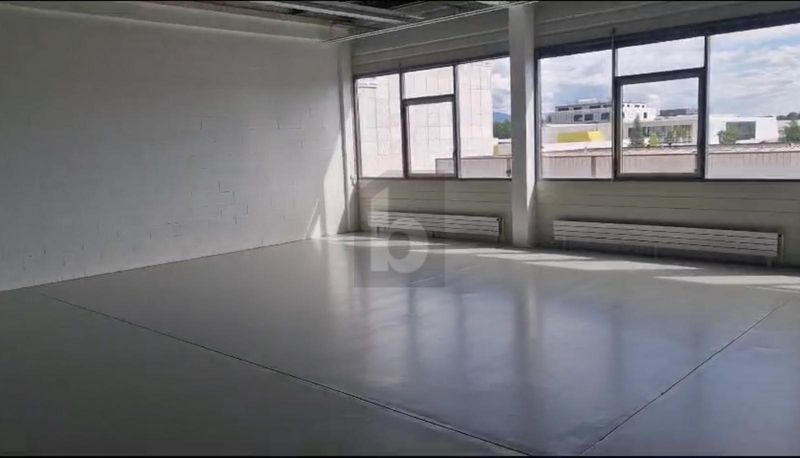 LOCAL POLYVALENT DE 110 M² - 2