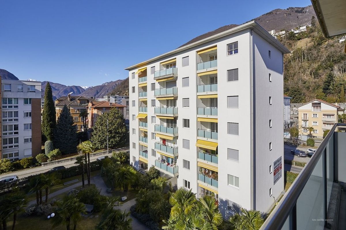 Luminoso 3.5 locali immerso nel verde nel cuore di Locarno - 0