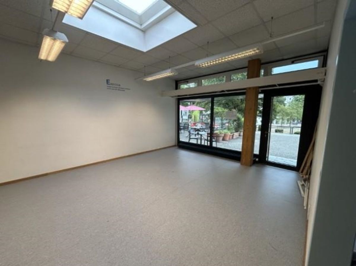 Grande arcade d'une superficie d'environ 300 m2 au rdc - 2