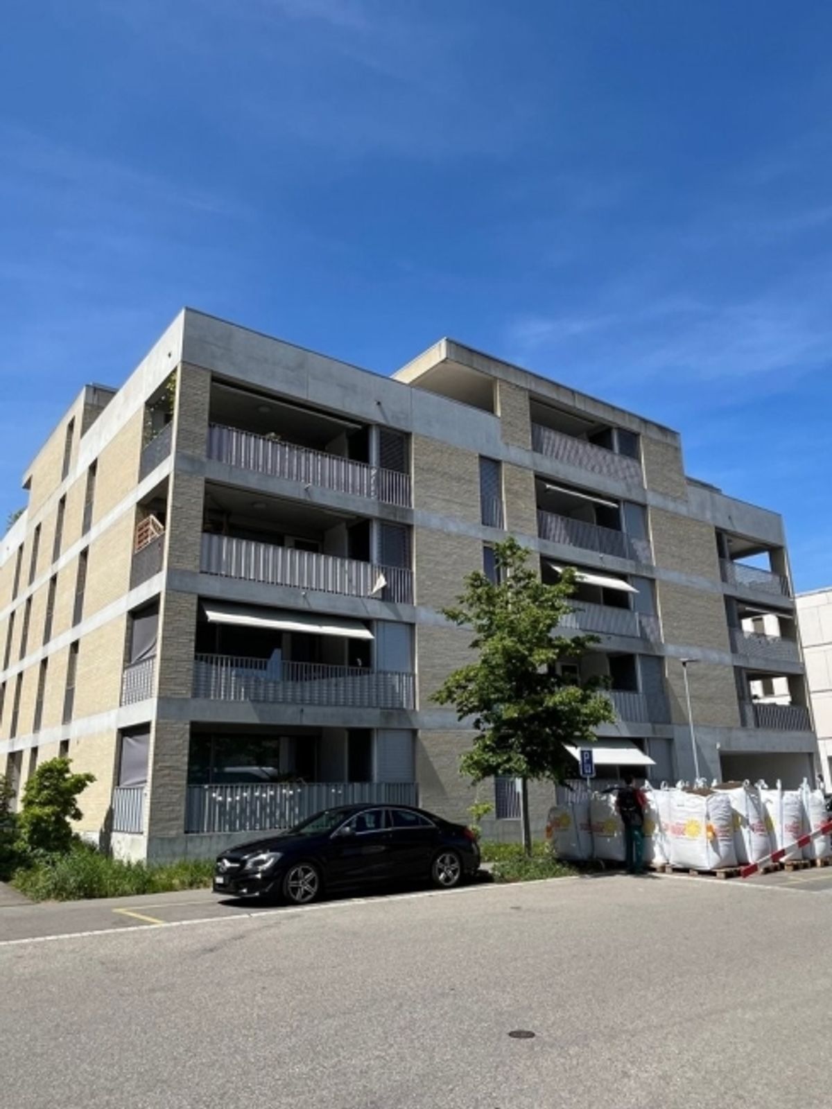 Moderne 3.5 Zimmerwohnung in Suhr - 0