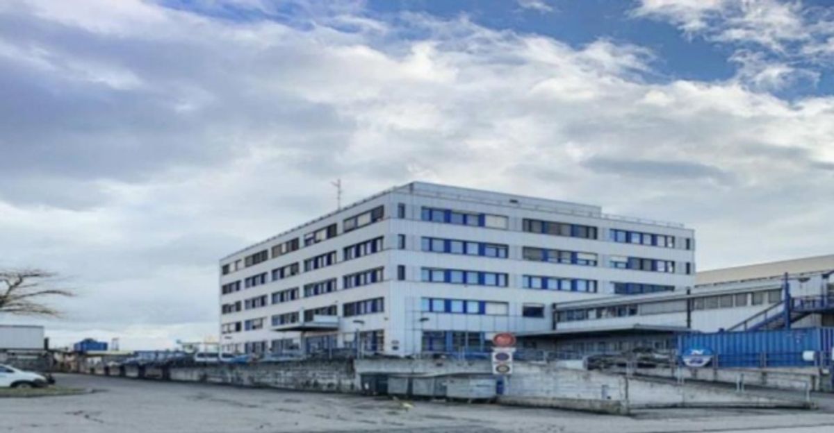 Locaux de 118 m2 au 3ème étage Zone FTI - 1