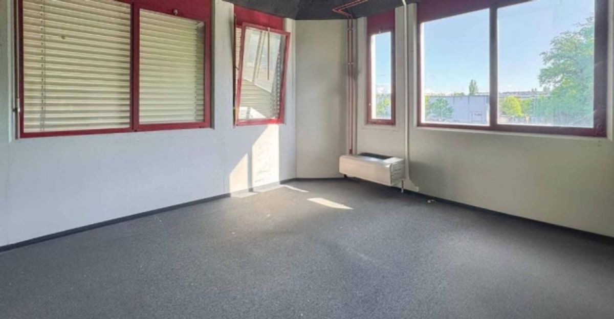 Atelier lumineux de 365 m² à Meyrin - 4