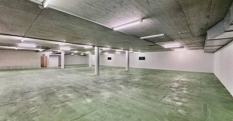 Dépôt, stockage de 1000 m2 div. dès 500 m2 à louer à l'hypercentre de Sion - 2