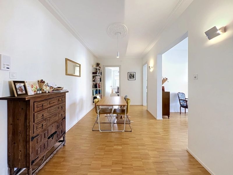 Charmante 4,5-Zimmer-Wohnung mit Stuckaturen und aussergewöhnlicher Raumhöhe - 3
