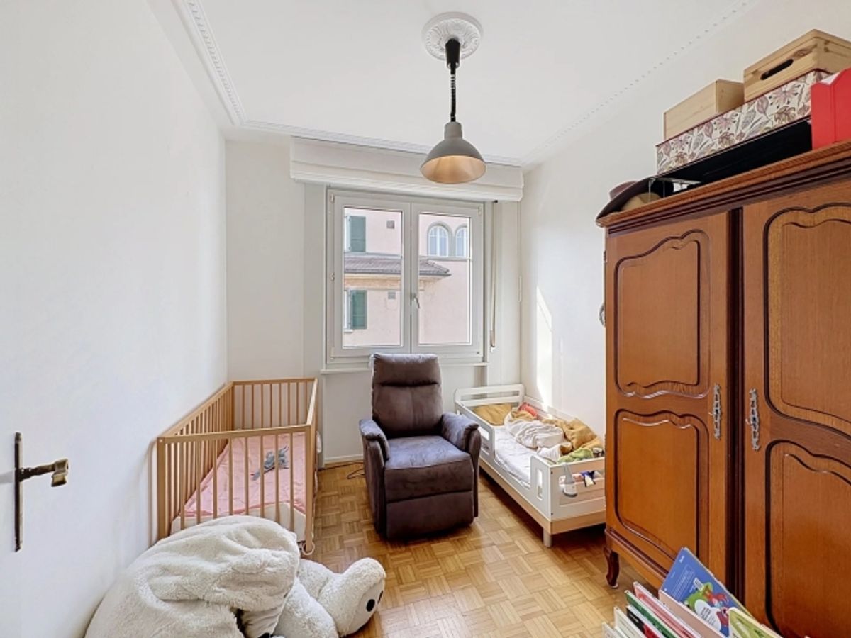 Charmante 4,5-Zimmer-Wohnung mit Stuckaturen und aussergewöhnlicher Raumhöhe - 5