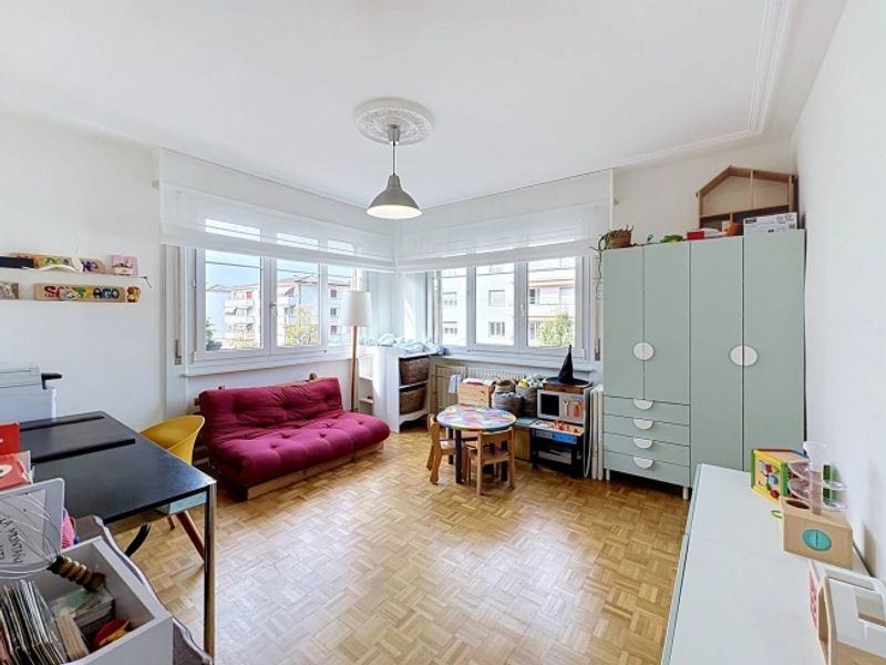 Charmante 4,5-Zimmer-Wohnung mit Stuckaturen und aussergewöhnlicher Raumhöhe - 7