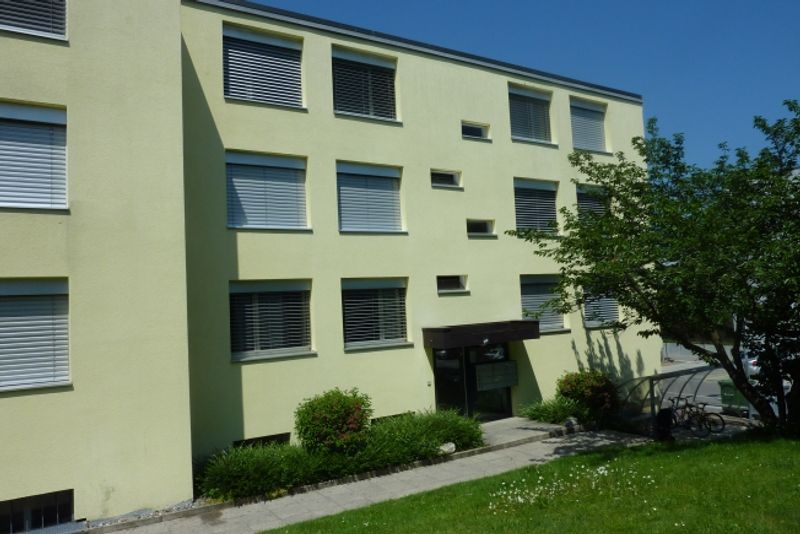 Grosszügige Familienwohnung mit Sicht ins Grüne - 2