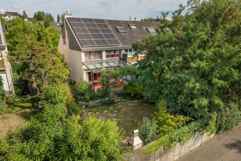 6.5-Zimmer-Eck-Einfamilienhaus mit grosszügigem Garten an familienfreundlicher Lage - 1