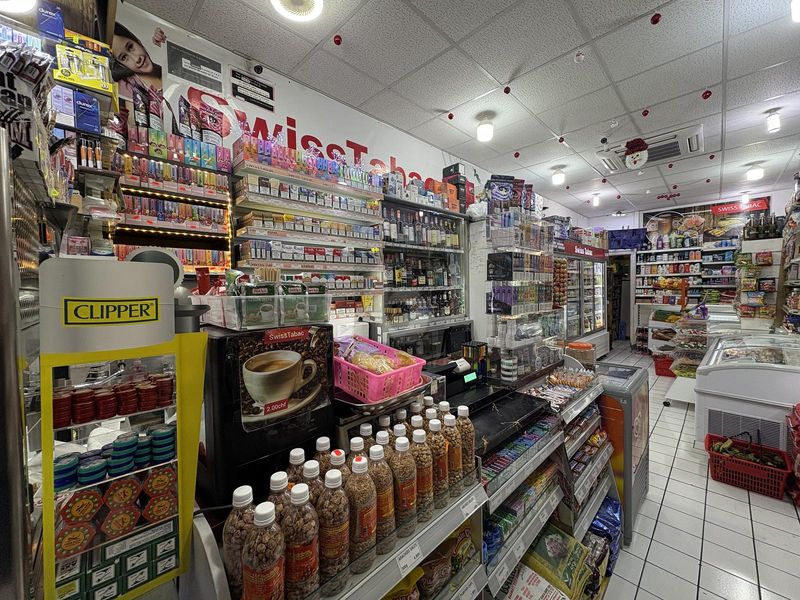 ÉPICERIE DANS UNE RUE PASSANTE - 1